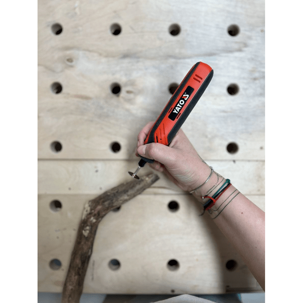 Akumuliatorinis mini tiesinis &scaron;lifuoklis su priedais 4V LI-ION 8