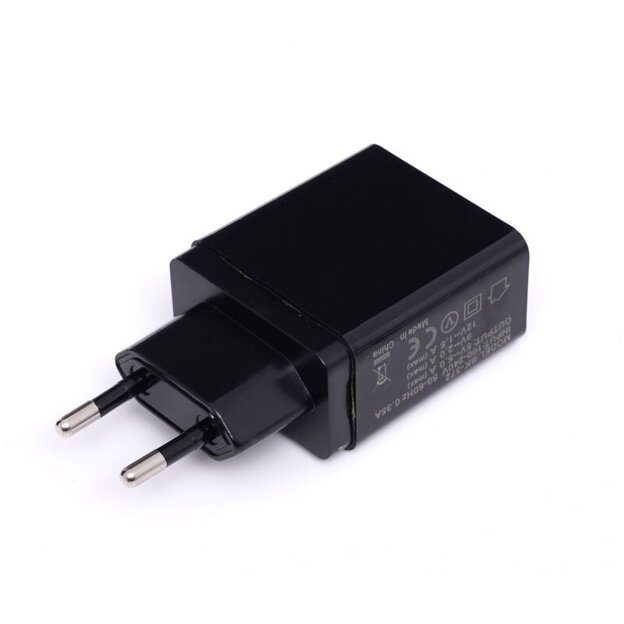 USB Įkroviklis su greitu įkrovimu 220V, 2x2.1A 1xQC3.0 5