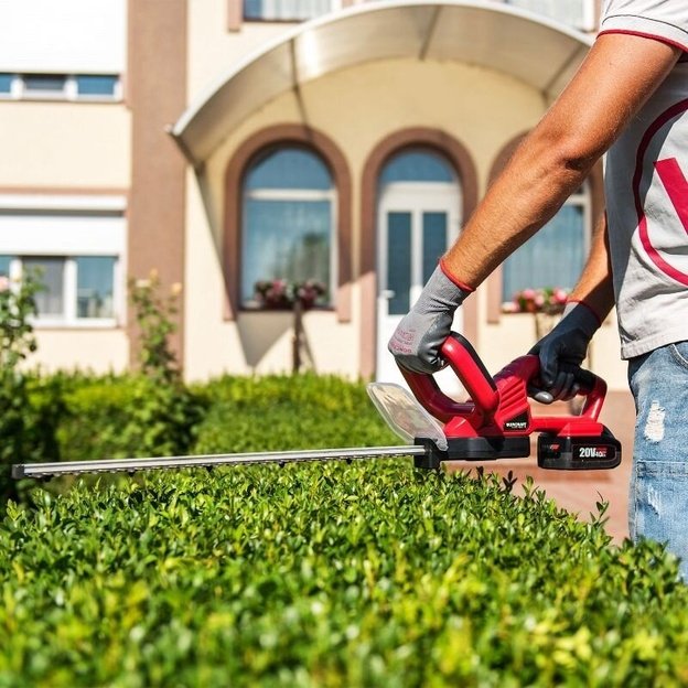 Akumuliatorinės gyvatvorių žirklės WORCRAFT 20V LI-ION (Be akumuliatoriaus ir kroviklio)